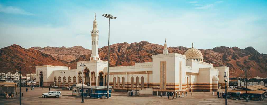 Moschea sulle montagne saudite
